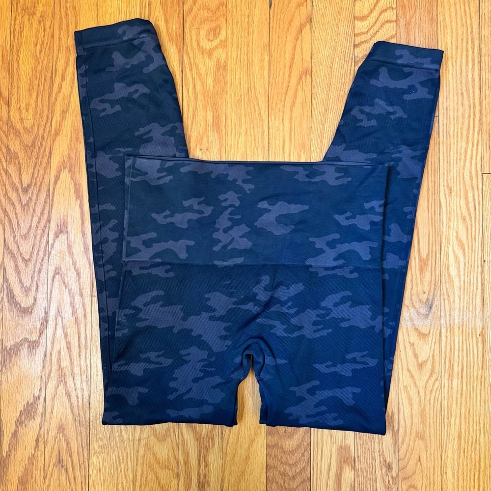 SPANX Look At Me Now Cropped Camo Seamless Leggings Women’s Large